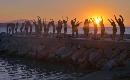 Las caricias del sol en el espigón de Fuengirola.