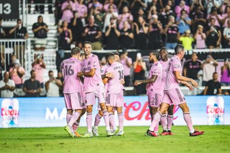 Jordi Alba celebra con Messi la victoria de su equipo ante el Orlando City.