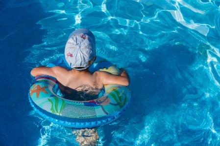 Carreras de natación, búsqueda del tesoro bajo el agua o Marco Polo son juegos muy entretenidos para los niños en la piscina.