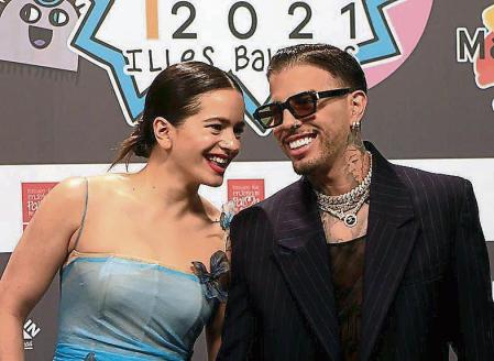 GRAF1629. PALMA DE MALLORCA (ESPAÑA), 25/07/2023.- Fotografía de archivo fechada el 12 de noviembre de 2021 que muestra a la cantante Rosalía y al cantante y productor puertorriqueño Rauw Alejandro (d) durante la gala de Los40 Music Adwards en Palma de Mallorca (España). Los cantantes Rosalía y Rauw Alejandro, quienes anunciaron su compromiso en marzo, terminaron su noviazgo, según anuncia este martes en exclusiva la revista People. Diversas fuentes a la que accedió la revista estadounidense señalaron que 