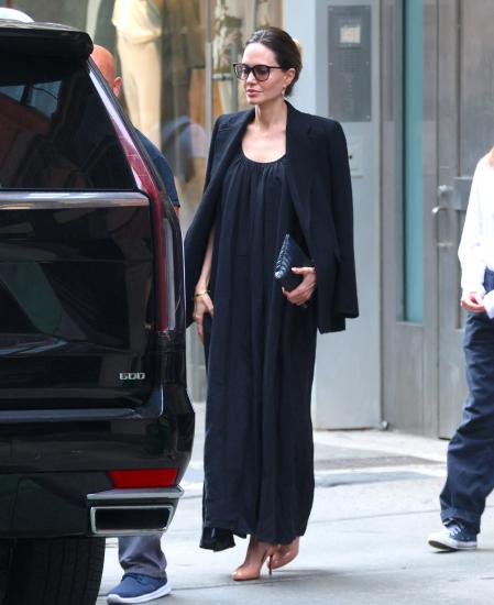 Angelina Jolie con vestido largo negro y blazer en Nueva York