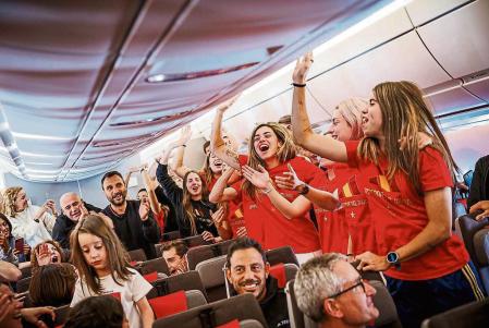 2023-08-21 Celebración de la selección española en el avión.