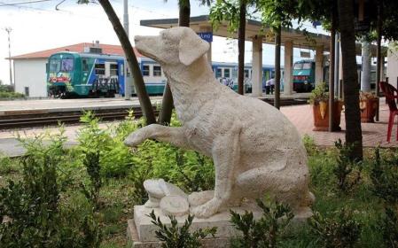 Su recuerdo es eterno para la estación y allí está enterrado con una estatua en su honor.