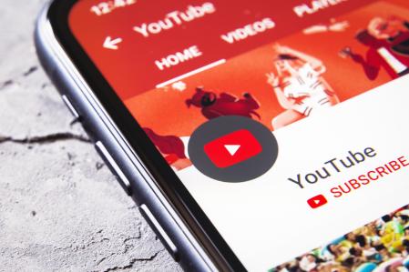YouTube Shorts alberga vídeos cortos con memes, tutoriales o contenido viral en bucle.
