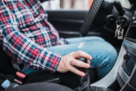 Dejar el coche en puntos muerto en una bajada también consume 