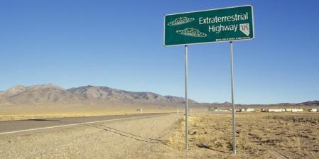 Una carretera cerca de Área 51, en Rachel (Nevada), avisa de la presencia de naves extraterrestres