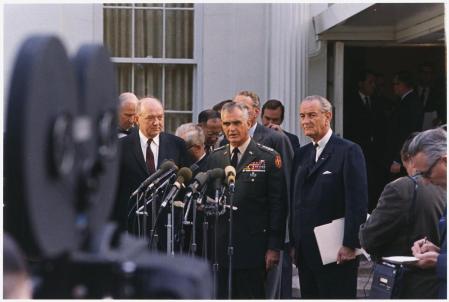 Westmoreland en una conferencia de prensa en la Casa Blanca en abril de 1968.