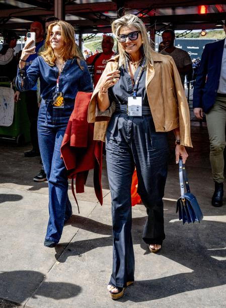 La reina Máxima y la princesa Alexia con sus monos en el circuito