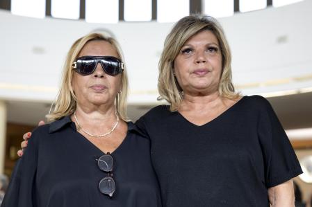 Las hijas de María Teresa Campos, Carmen Borrego (i) y Terelu Campos (d), a su llegada al tanatorio de La Paz de Tres Cantos donde ha quedado instalada la capilla ardiente de la periodista María Teresa Campos, fallecida este martes a los 82 años en el Hospital Universitario Fundación Jiménez Díaz de Madrid