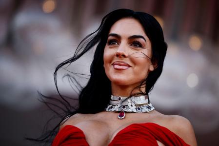 Georgina Rodríguez con el vestido de Vetements en la alfombra roja del Festival de Cine de Venecia