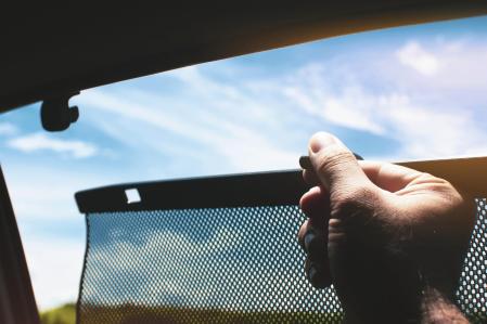 Las cortinillas y las láminas tintadas protegen a los pasajeros de las radiaciones solares&nbsp;