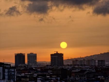 Puesta de sol anaranjada en Barcelona.