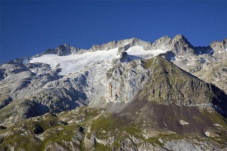 El glaciar de la Maladeta sigue perdiendo hielo de forma acelerada y su supervivencia parece tener los años contados  .