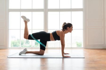 Practicar deporte en casa.