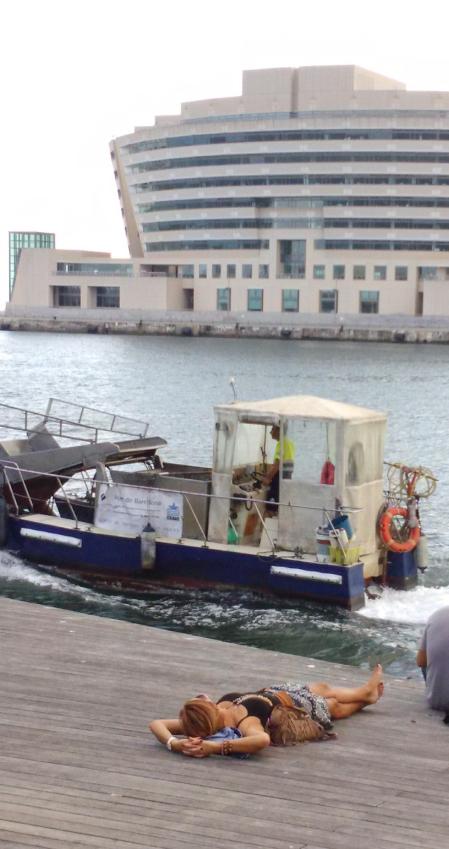 Descansando en el Port Vell con el World Trade Center de fondo.