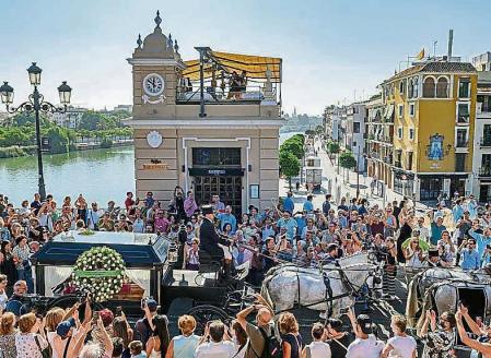 SEVILLA, 08/09/2023.- El féretro de la artista María Jiménez, fallecida en Sevilla a los 73 años, que es trasladado en coche de caballos desde la capilla ardiente instalada en el ayuntamiento de Sevilla, a la iglesia de Santa Ana de Triana, donde se ha celebrado una misa. EFE/ Raúl Caro.