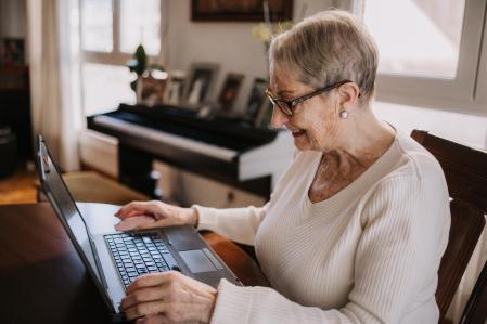 Mujer jubilada controlando sus finanzas&nbsp;