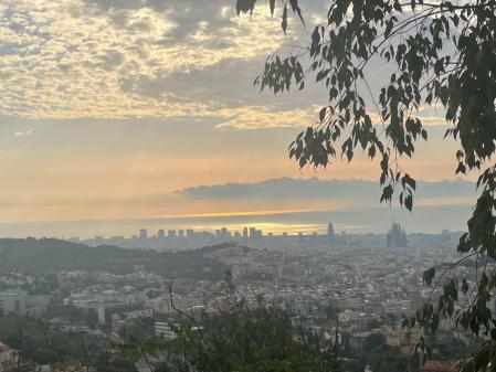 El despertar de Barcelona desde la Carretera de les Aigües.