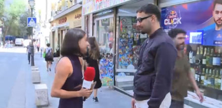 Un espontáneo le toca el culo a una reportera en directo y el presentador pide que actúe la policía