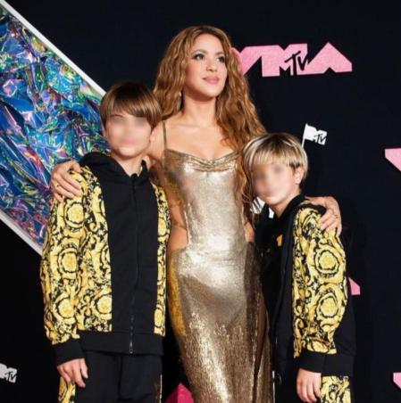 Shakira acude con sus hijos a los VMA