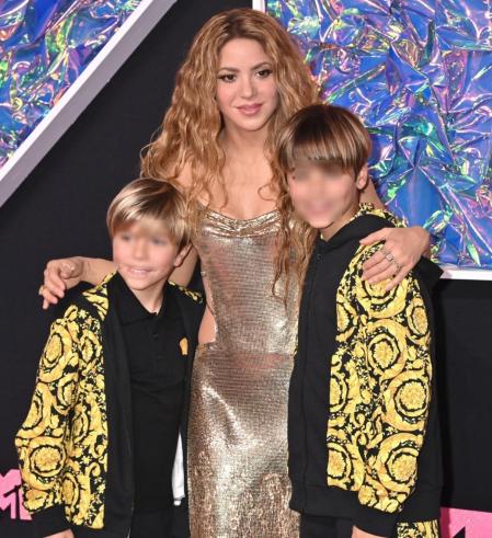 Shakira junto a sus hijos en la gala de los VMAs
