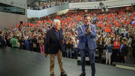 Felipe González y Pedro Sánchez en el 40 aniversario de la victoria de 1982 celebrado en Sevilla