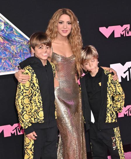 Shakira junto a sus hijos, Milan y Sasha, en los premios MTV Video Music Awards