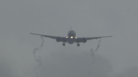 Avión generando estelas como serpentinas.