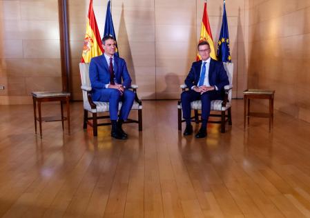 El líder del PP, Alberto Núñez Feijóo, y el presidente del Gobierno en funciones y secretario general del PSOE, Pedro Sánchez