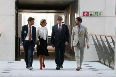 La líder de Sumar, Yolanda Díaz, i l'expresident Carles Puigdemont arriben a una reunió al Parlament Europeu per abordar la investidura, acompanyats de Jaume Asens i Toni Comín.