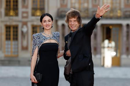 El cantante Mick Jagger y la coreógrafa Melanie Hamrick han asistido a la cena de gala en Versalles