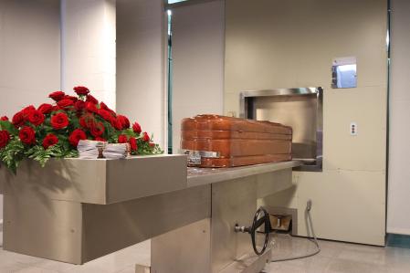 Un ataúd en una funeraria.