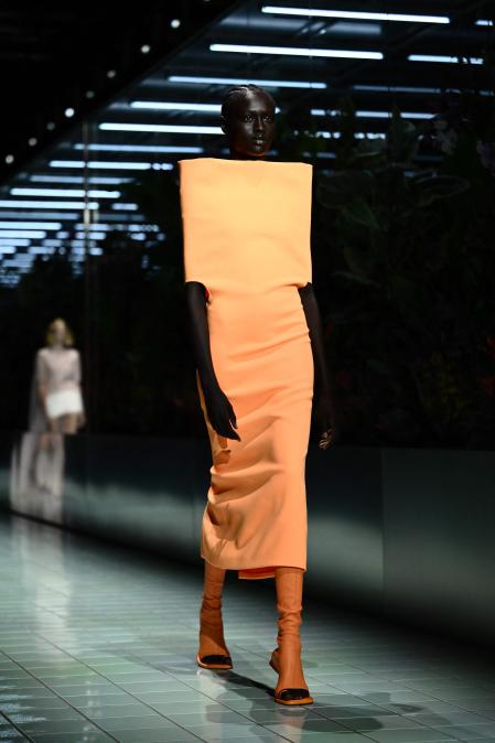 Sportmax desafía la silueta con grandes hombreras