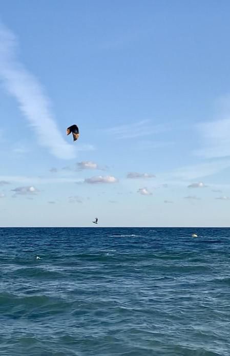 Practicando kite surf en la playa de Gavà aprovechando un día de viento de otoño.