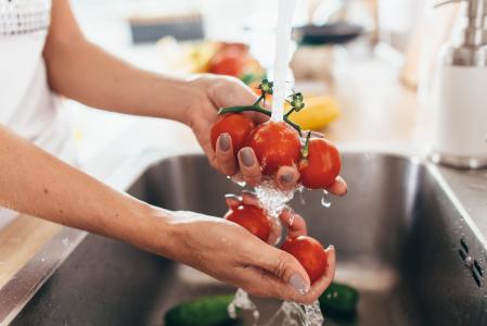 Se recomienda usar bicarbonato de sodio para eliminar los restos de pesticidas en los tomates