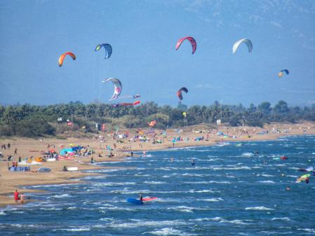 Practicantes de kitesurf en el golfo de Roses.