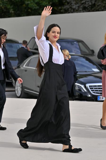La cantante Rosalía a su llegada al desfile de Christian Dior