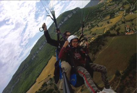 Nora González, a bordo del parapente, con el mundo a sus pies