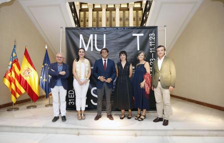 Mónica Pérez Blanquer, de negro en el centro junto a Juan de Dios Navarro, diputado de Cultura, en la foto de familia de la presentación de la Muestra.