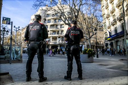 foto XAVIER CERVERA 22/03/2023 Mossos d esquadra frente la Pedrera (casa mila) en el passeig de gracia, barcelona, la policia autonoma catalana custodia patrulla el emblematico edificio (monumento) d antoni gaudi en el eixample como rutina de vigilancia proteccion d turistas y demas ciudadanos