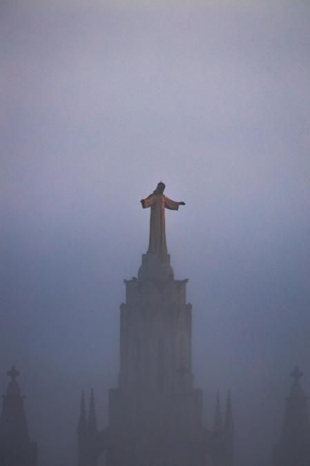 El Sagrado Corazón del Tibidabo entre nieblas.