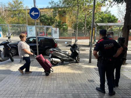 Los Mossos han acudido al Instituto Rubió i Ors después del apuñalamiento leve a una menor