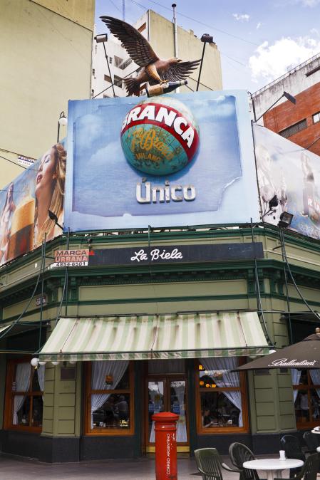 Fachada del café La Biela,en el barrio de Recoleta, en Buenos Aires