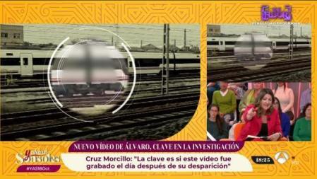Cruz Morcillo señala el lugar donde un viajero grabó con su móvil imágenes del tren donde apareció Álvaro Prieto