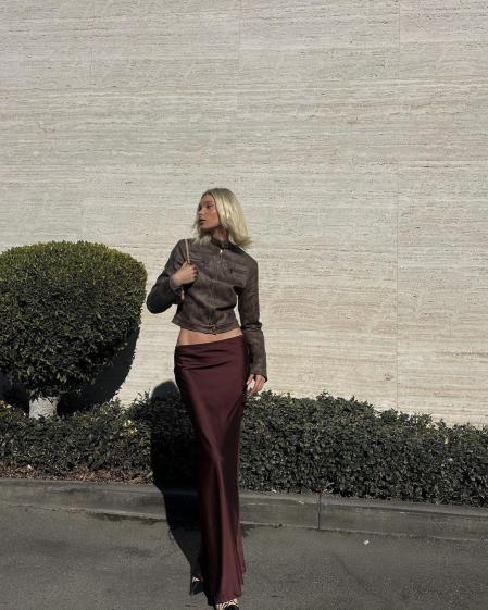 Propuesta de Elsa Hosk con falda satinada