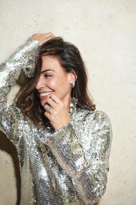 Vestido de Rabanne y pendientes y anillo Serpenti Viper de Bulgari