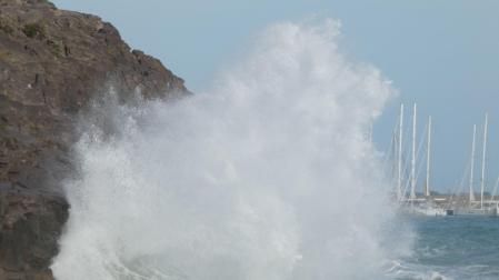 Gran ola en Les Casetes del Garraf.