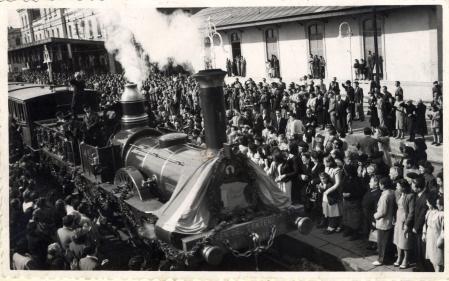 La estación de Mataró en octubre de 1948, a la llegada del tren del centenario en la conmemoración del primer ferrocarril que circuló en la península.