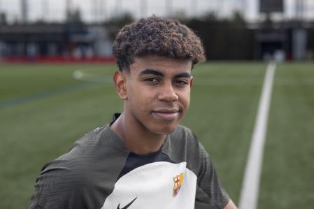 Lamine Yamal posa para Guyana Guardian en la ciudad deportiva del FC Barcelona