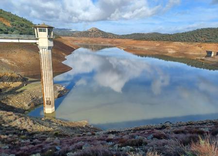 -FOTODELDÍA- ZUFRE (HUELVA), 25/10/2023.-Estado en el que se encuentra el embalse de Zufre eh Huelva. Las lluvias registradas en los últimos días ha hecho que los embalses andaluces hayan llegado a 55 hectómetros cúbicos, con lo que se sitúan en un 19,64 por ciento
